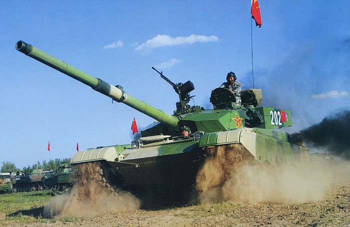 Theo ý tưởng trên, Xí nghiệp 617, ngày nay là Tập đoàn công nghiệp số một Nội Mông được giao cho việc thiết kế loại xe tăng mới mã hiệu 1224 với các đặc điểm như động cơ diesel công suất lớn 1000 mã lực, điều khiển thủy lực và sử dụng pháo nòng trơn 120 mm. ẢNH: Tăng Type-99 của Lục quân Trung Quốc